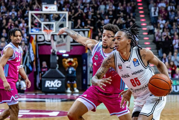 Austin Matthew Crowley (BMA365 Baskets Bamberg, 85) vs Jeff Garrett Jr. (Telekom Baskets Bonn, 04) Telekom Baskets Bonn vs. BMA365 Baskets Bamberg, Basketball, easy Credit BBL, 14. Spieltag, 2025 2026, 05.01.2026 Telekom Baskets Bonn vs. BMA365 Baskets Bamberg, easy Credit BBL, 14. Spieltag, 2025 2026, 05.01.2026 Bonn Copyright: xEibner-Pressefoto GerhardxWingenx EP_GWR