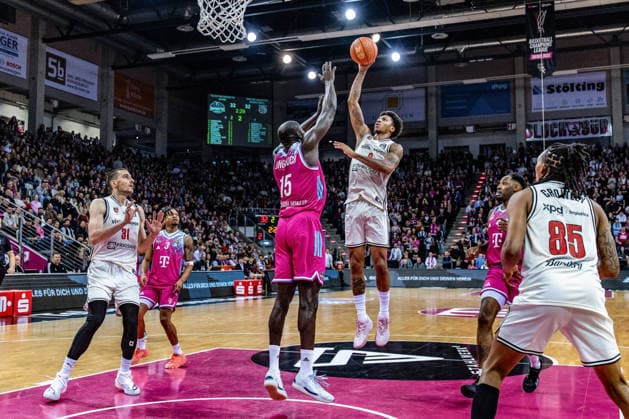 Demarcus Demonia (BMA365 Baskets Bamberg, 8) vs Kur Jongkuch (Telekom Baskets Bonn, 15), Daniel Keppeler (BMA365 Baskets Bamberg, 31), Austin Matthew Crowley (BMA365 Baskets Bamberg, 85), Zach Cooks (Telekom Baskets Bonn, 03) Telekom Baskets Bonn vs. BMA365 Baskets Bamberg, Basketball, easy Credit BBL, 14. Spieltag, 2025 2026, 05.01.2026 Telekom Baskets Bonn vs. BMA365 Baskets Bamberg, easy Credit BBL, 14. Spieltag, 2025 2026, 05.01.2026 Bonn Copyright: xEibner-Pressefoto GerhardxWingenx EP_GWR