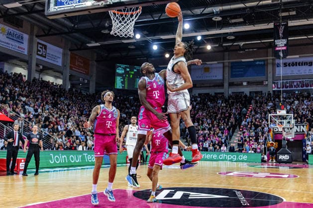 EJ Onu (BMA365 Baskets Bamberg, 35) vs Michael Kessens (Telekom Baskets Bonn, 06), Tylan Birts (Telekom Baskets Bonn, 05) Telekom Baskets Bonn vs. BMA365 Baskets Bamberg, Basketball, easy Credit BBL, 14. Spieltag, 2025 2026, 05.01.2026 Telekom Baskets Bonn vs. BMA365 Baskets Bamberg, easy Credit BBL, 14. Spieltag, 2025 2026, 05.01.2026 Bonn Copyright: xEibner-Pressefoto GerhardxWingenx EP_GWR