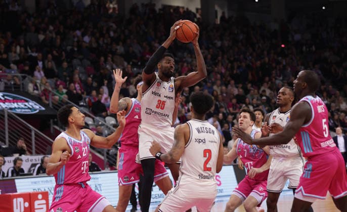 Ejiofor Onu (Bamberg) am Ball mit v.l. Joel Aminu (Bonn), Michael Kessens (Bonn), Grayson Murphy (Bonn), Telekom Baskets Bonn vs Bamberg Baskets, easyCredit BBL, 14. Spieltag, Bonn, 05.01.2026.