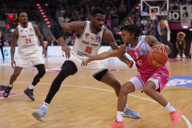 Zach Cooks (Bonn) am Ball gegen Ejiofor Onu (Bamberg), Telekom Baskets Bonn vs Bamberg Baskets, easyCredit BBL, 14. Spieltag, Bonn, 05.01.2026.