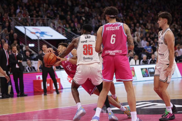 Alijah Comithier (Bonn, L) gegen Ejiofor Onu (Bamberg), Telekom Baskets Bonn vs Bamberg Baskets, easyCredit BBL, 14. Spieltag, Bonn, 05.01.2026.