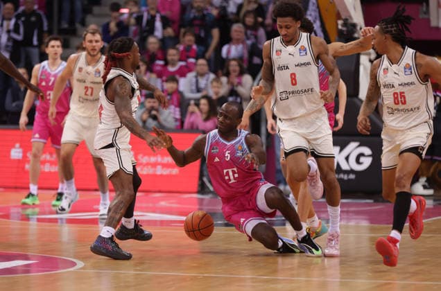 Tylan Birts (Bonn) am Boden gefoult von Cobe Williams (Bamberg, L), Telekom Baskets Bonn vs Bamberg Baskets, easyCredit BBL, 14. Spieltag, Bonn, 05.01.2026.