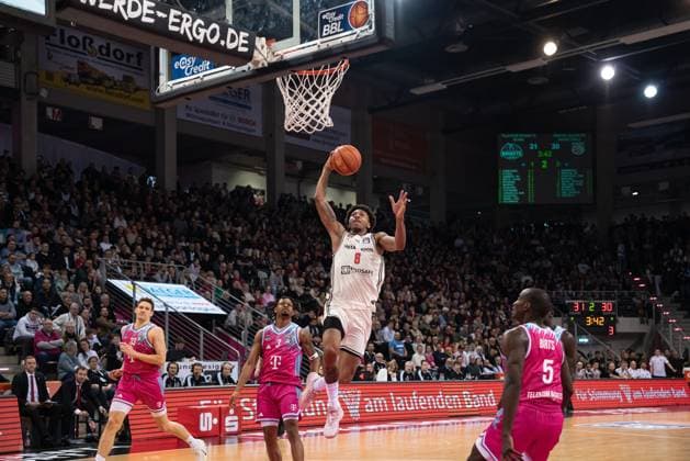 Demonia Demarcus (8; Bamberg Baskets) mit Dunkbewegung am 14. Spieltag der EasyCredit BBL in Bonn. Demonia Demarcus (8; Bamberg Baskets) mit Dunkbewegung