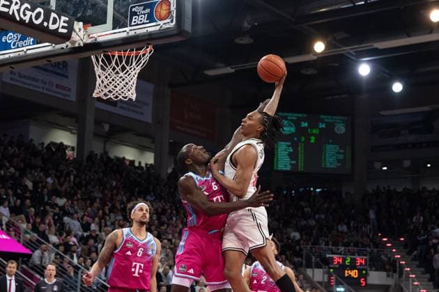 Spielaktion mit Austin Crowley (85; Bamberg Baskets) mit Dunk versuch am Korb gegen Tylan Birts (5, Telekom Baskets Bonn) am 14. Spieltag der EasyCredit BBL in Bonn. Spielaktion mit Austin Crowley (85; Bamberg Baskets) mit Dunk versuch am Korb gegen Tylan Birts (5, Telekom Baskets Bonn)
