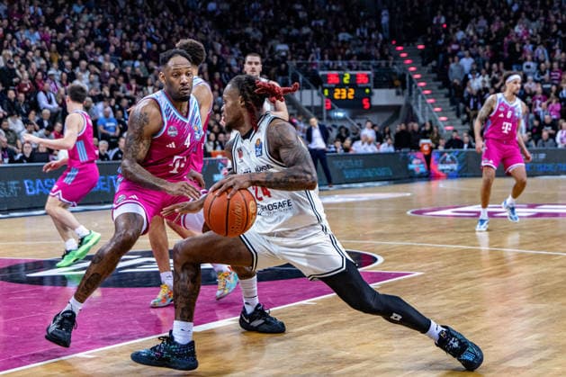 Cobe Williams (BMA365 Baskets Bamberg, 24) vs Jeff Garrett Jr. (Telekom Baskets Bonn, 04) Telekom Baskets Bonn vs. BMA365 Baskets Bamberg, Basketball, easy Credit BBL, 14. Spieltag, 2025 2026, 05.01.2026 Telekom Baskets Bonn vs. BMA365 Baskets Bamberg, easy Credit BBL, 14. Spieltag, 2025 2026, 05.01.2026 Bonn Copyright: xEibner-Pressefoto GerhardxWingenx EP_GWR