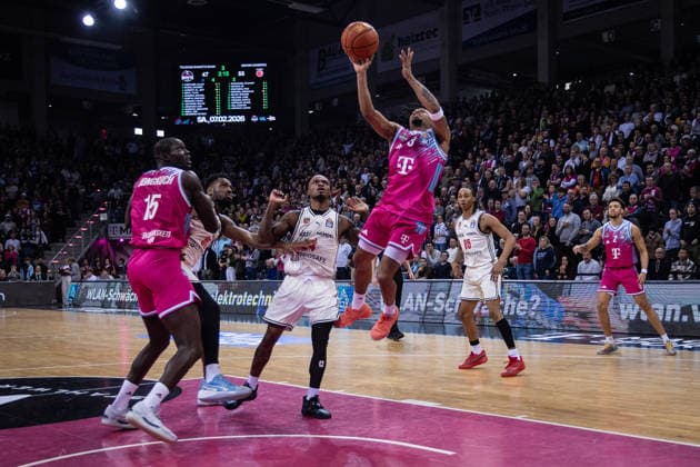easyCredit Basketball Bundesliga, Telekom Baskets Bonn vs. BMA 365 Bamberg Baskets, 05.01.2026 Zachery Cooks (Telekom Baskets Bonn 3) punktet -- easyCredit Basketball Bundesliga, Telekom Baskets Bonn vs. BMA 365 Bamberg Baskets, 05.01.2026, Telekom Dome Bonn Copyright: xBEAUTIFULxSPORTS Derixx