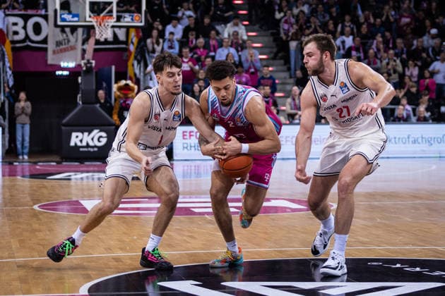 easyCredit Basketball Bundesliga, Telekom Baskets Bonn vs. BMA 365 Bamberg Baskets, 05.01.2026 Alijah Comithier (Telekom Baskets Bonn 2) gegen Zachary Ensminger (BAMBERG BASKETS 1) und Moritz Krimmer (BAMBERG BASKETS 27) -- easyCredit Basketball Bundesliga, Telekom Baskets Bonn vs. BMA 365 Bamberg Baskets, 05.01.2026, Telekom Dome Bonn Copyright: xBEAUTIFULxSPORTS Derixx