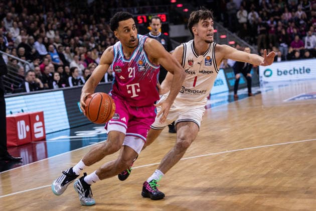 easyCredit Basketball Bundesliga, Telekom Baskets Bonn vs. BMA 365 Bamberg Baskets, 05.01.2026 Joel Aminu (Telekom Baskets Bonn 21) und Zachary Ensminger (BAMBERG BASKETS 1) -- easyCredit Basketball Bundesliga, Telekom Baskets Bonn vs. BMA 365 Bamberg Baskets, 05.01.2026, Telekom Dome Bonn Copyright: xBEAUTIFULxSPORTS Derixx