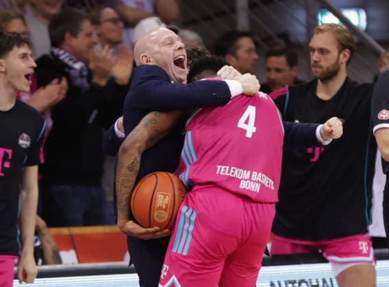 Assistant Coach Lionel Bosco (Bonn) jubelt mit Jeff Garrett (Bonn), Telekom Baskets Bonn vs Bamberg Baskets, easyCredit BBL, 14. Spieltag, Bonn, 05.01.2026.