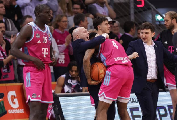 Assistant Coach Lionel Bosco (Bonn) jubelt mit Jeff Garrett (Bonn), Telekom Baskets Bonn vs Bamberg Baskets, easyCredit BBL, 14. Spieltag, Bonn, 05.01.2026.
