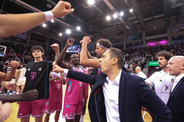 Headcoach Marko Stankovic (Bonn) jubelt nach dem Sieg, Telekom Baskets Bonn vs Bamberg Baskets, easyCredit BBL, 14. Spieltag, Bonn, 05.01.2026.