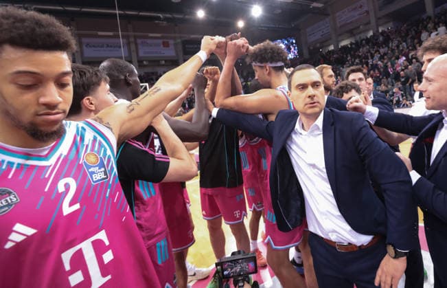 Headcoach Marko Stankovic (Bonn) jubelt nach dem Sieg mit den Spielern, Telekom Baskets Bonn vs Bamberg Baskets, easyCredit BBL, 14. Spieltag, Bonn, 05.01.2026.