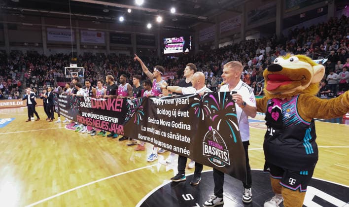 Das Team bedankt sich nach dem Sieg, Telekom Baskets Bonn vs Bamberg Baskets, easyCredit BBL, 14. Spieltag, Bonn, 05.01.2026.