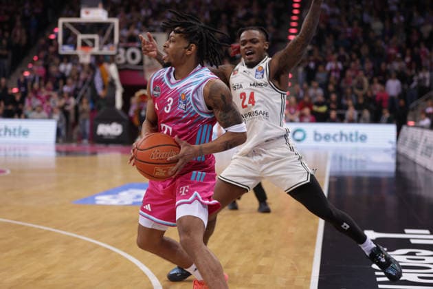 Zach Cooks (Bonn) am Ball gegen Cobe Williams (Bamberg), Telekom Baskets Bonn vs Bamberg Baskets, easyCredit BBL, 14. Spieltag, Bonn, 05.01.2026.