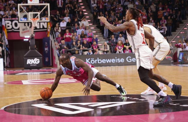 Am Boden: Tylan Birts Telekom Baskets Bonn vs. BMA365 Bamberg Baskets 14. Speiltag - Saison 2025 26