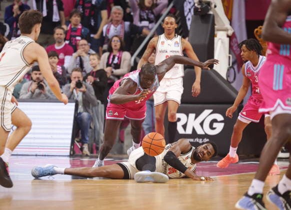 Sprung am Boden: Kur Jongkuch Telekom Baskets Bonn vs. BMA365 Bamberg Baskets 14. Speiltag - Saison 2025 26