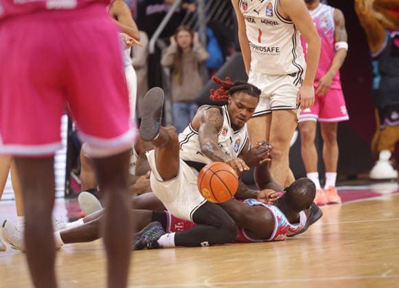 Sprung am Boden: Kur Jongkuch Telekom Baskets Bonn vs. BMA365 Bamberg Baskets 14. Speiltag - Saison 2025 26
