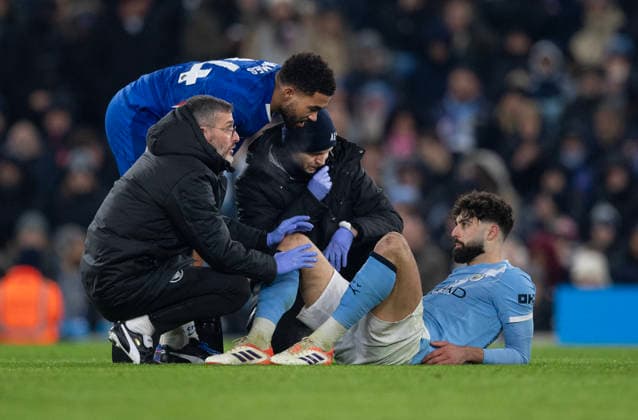 Manchester City v Chelsea - Premier League MANCHESTER, ENGLAND - JANUARY 4: Josko Gvardiol of Manchester City is treated for an injury before being substituted as Reece James of Chelsea checks on him during the Premier League match between Manchester City and Chelsea at Etihad Stadium on January 4, 2026 in Manchester, England. Josko Gvardiol; Reece James Manchester Etihad Stadium England United Kingdom Copyright: xVisionhausx 776340551