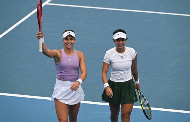 USA™s Iva Jovic and Phillipines™ Alexandra Eala during the doubles on the opening day of the 2026 ASB Classic Women™s Tennis Tournament at Manuka Doctor Arena, Auckland, New Zealand. Monday 5 January 2026. Photo: Andrew Cornaga z Auckland New Zealand Copyright: xAndrewxCornaga x