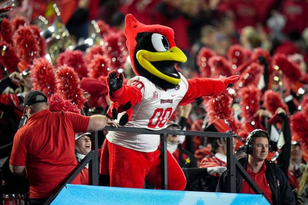 January 5, 2026, Nashville, Tennessee, USA: Illinois StateÃ¢â‚¬â ¢s Reggie Redbird flaps his wings toward the Montana State section before the FCS National Championship at FirstBank Stadium. Nashville USA - ZUMAh237 20260105_zsp_h237_005 Copyright: xCamdenxHallx