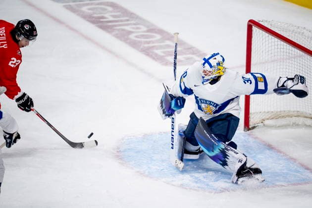 January 5, 2026, St. Paul, Mn, USA: Canada s Sam O Reilly (23) scores on Finland goaltender Petteri Rimpinen (30) during second period IIHF World Junior Hockey Championship action, in St. Paul a on Monday, Jan. 5, 2026. Canada News - January 5, 2026  - ZUMAc35_ 20260105_zaf_c35_053 Copyright: xChristopherxKatsarovx