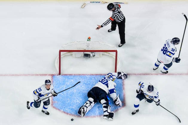 260105 Lasse Boelius, goaltender Petteri Rimpinen, Veeti Väisänen and Oliver Suvanto of Finland look dejected after the 6-3 goal during the 2026 IIHF World Junior Championship bronze medal game between Canada and Finland on January 5, 2026 in Saint Paul. Photo: Joel Marklund BILDBYRAN kod JM JM0773 bbeng ishockey Ice hockey, Eishockey jvm junior-vm u20 2026 iihf world junior championship world juniors bronsmatch bronze medal game canada kanada finland depp Copyright: JOELxMARKLUND BB260105JM047