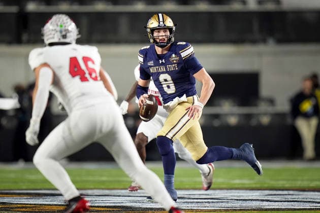 January 5, 2026, Nashville, Tennessee, USA: Montana State quarterback Justin Lamson (8) looks for a receiver during the first quarter of the FCS National Championship against Illinois State at FirstBank Stadium. Nashville USA - ZUMAh237 20260105_zsp_h237_021 Copyright: xCamdenxHallx