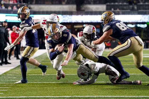 January 5, 2026, Nashville, Tennessee, USA: Montana State quarterback Justin Lamson (8) dives for a first down against Illinois State during the second quarter of the FCS National Championship at FirstBank Stadium. Nashville USA - ZUMAh237 20260105_zsp_h237_026 Copyright: xCamdenxHallx