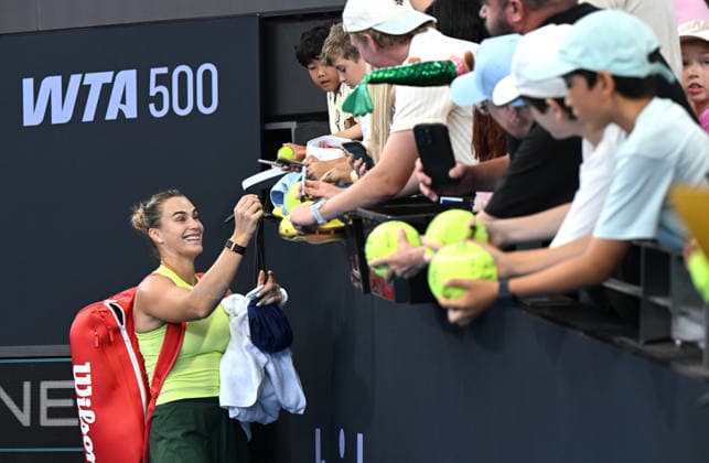 TENNIS BRISBANE INTERNATIONAL, Aryna Sabalenka of Belarus celebrates winning with fans after her match against Cristina Bucsa of Spain during day three of the Brisbane International tennis tournament at Pat Rafter Arena in Brisbane, Tuesday, January 6, 2026. ( NO ARCHIVING, EDITORIAL USE ONLY BRISBANE QUEENSLAND AUSTRALIA  Copyright: xDARRENxENGLANDx 20260106188623795310