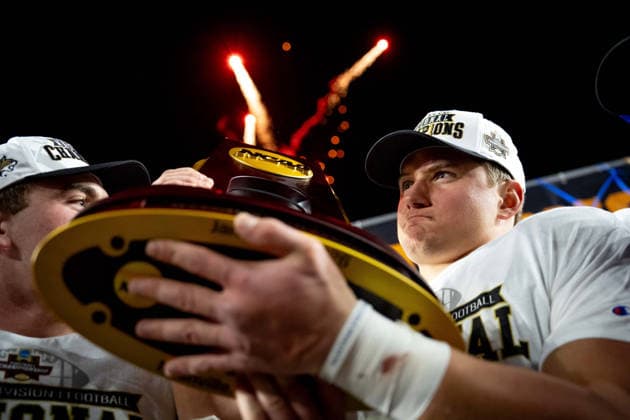 January 5, 2026, Nashville, Tennessee, USA: Montana State linebacker Cole Taylor celebrates with the trophy after winning the FCS National Championship against Illinois State at FirstBank Stadium. Nashville USA - ZUMAh237 20260105_zsp_h237_030 Copyright: xCamdenxHallx