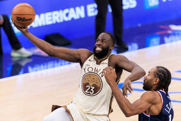 January 5, 2026, Inglewood, California, USA: Draymond Green 23 of the Golden State Warriors scores with a layup as Kawhi Leonard 2 of the Los Angeles Clippers defends during their regular season NBA, Basketball Herren, USA game on Monday January 5, 2026 at Intuit Dome in Inglewood, California. Clippers defeat Warriors, 103-102. ARIANA RUIZ PI Inglewood USA - ZUMAp124 20260105_zaa_p124_152 Copyright: xArianaxRuizx