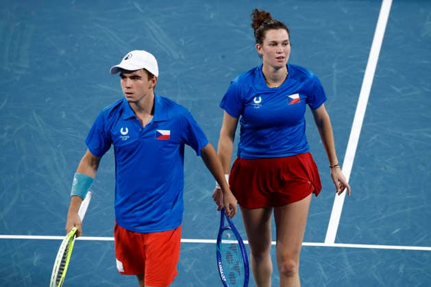 TENNIS UNITED CUP SYDNEY, Dalibor Svrcina of Team Czechia and Miriam Skoch of Team Czechia look on in their Group D doubles match against Storm Hunter of Team Australia and Alex de Minaur of Team Australiaduring day five of the 2026 United Cup at Ken Rosewall Arena in Sydney, Tuesday, January 6, 2026. ( NO ARCHIVING, EDITORIAL USE ONLY SYDNEY NEW SOUTH WALES AUSTRALIA  Copyright: xMARKxEVANSx 20260106133767962460