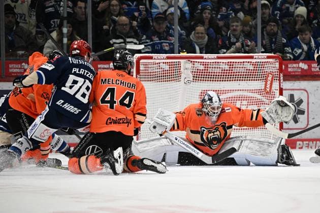 Dustin Strahlmeier (Grizzlys Wolfsburg) pariert einen Schuss Schwenninger Wild Wings gegen Grizzlys Wolfsburg, DEL, Hauptrunde, Spieltag 37, Saison 2025 2026, 05.01.2026 Schwenninger Wild Wings gegen Grizzlys Wolfsburg, DEL, Hauptrunde, Spieltag 37, Saison 2025 2026, 05.01.2026 Schwenningen *** Dustin Strahlmeier Grizzlys Wolfsburg saves a shot Schwenninger Wild Wings vs Grizzlys Wolfsburg, DEL, Main Round, Matchday 37, Season 2025 2026, 05 01 2026 Schwenninger Wild Wings vs Grizzlys Wolfsburg, DEL, Main Round, Matchday 37, Season 2025 2026, 05 01 2026 Schwenningen Copyright: xEibner-Pressefoto SvenxLaeglerx EP_SVL