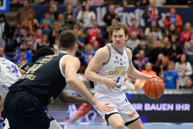 Jure Planinic (MBC, 44), Austin Luke (Groningen, 1), Syntainics MBC vs. Donar Groningen, European North Basketball League 2025 26, Germany, Netherlands, 06.01.2026. Foto: Schulz Weissenfels Stadthalle Sachsen-Anhalt Deutschland