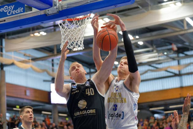 Collin Welp (MBC, 40), Dane Erikstrup (Groningen, 3), Syntainics MBC vs. Donar Groningen, European North Basketball League 2025 26, Germany, Netherlands, 06.01.2026. Foto: Schulz Weissenfels Stadthalle Sachsen-Anhalt Deutschland