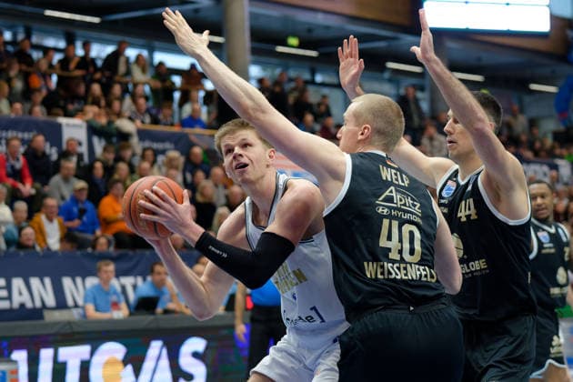 Dane Erikstrup (Groningen, 3), Collin Welp (MBC, 40), Jure Planinic (MBC, 44), Syntainics MBC vs. Donar Groningen, European North Basketball League 2025 26, Germany, Netherlands, 06.01.2026. Foto: Schulz Weissenfels Stadthalle Sachsen-Anhalt Deutschland