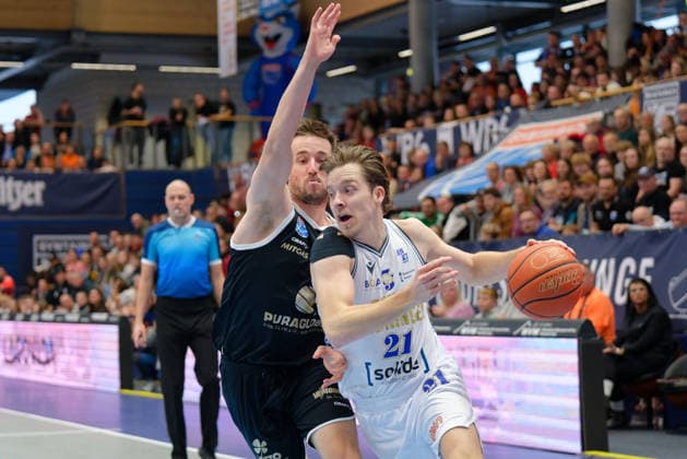 Spencer Reaves (MBC, 31), Tim Hoeve (Groningen, 21), Syntainics MBC vs. Donar Groningen, European North Basketball League 2025 26, Germany, Netherlands, 06.01.2026. Foto: Schulz Weissenfels Stadthalle Sachsen-Anhalt Deutschland