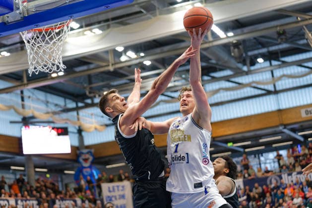 Jure Planinic (MBC, 44), Austin Luke (Groningen, 1), Syntainics MBC vs. Donar Groningen, European North Basketball League 2025 26, Germany, Netherlands, 06.01.2026. Foto: Schulz Weissenfels Stadthalle Sachsen-Anhalt Deutschland