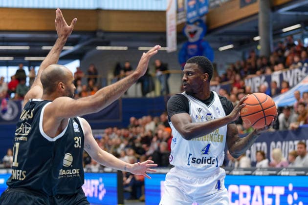 Akeem Vargas (MBC, 11), Spencer Reaves (MBC, 31), Malik Miller (Groningen, 4), Syntainics MBC vs. Donar Groningen, European North Basketball League 2025 26, Germany, Netherlands, 06.01.2026. Foto: Schulz Weissenfels Stadthalle Sachsen-Anhalt Deutschland