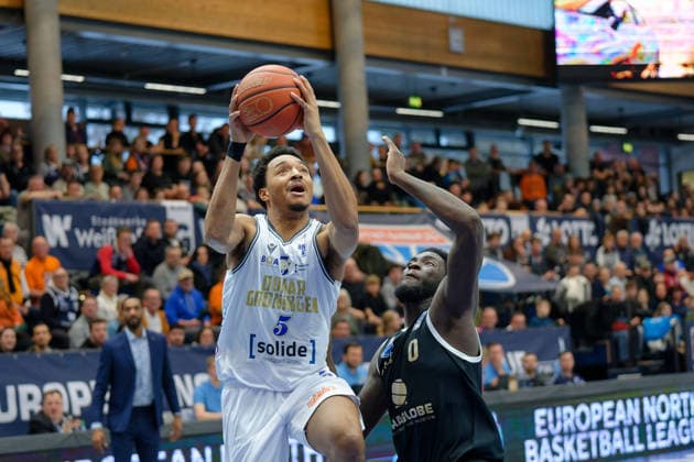 Evan Taylor (Groningen, 5), Khyri Thomas (MBC, 0), Syntainics MBC vs. Donar Groningen, European North Basketball League 2025 26, Germany, Netherlands, 06.01.2026. Foto: Schulz Weissenfels Stadthalle Sachsen-Anhalt Deutschland