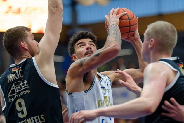Kresimir Nikic (MBC. 9), Damian Forrest (Groningen, 33), Collin Welp (MBC, 40), Syntainics MBC vs. Donar Groningen, European North Basketball League 2025 26, Germany, Netherlands, 06.01.2026. Foto: Schulz Weissenfels Stadthalle Sachsen-Anhalt Deutschland