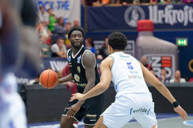 Khyri Thomas (MBC, 0), Evan Taylor (Groningen, 5), Syntainics MBC vs. Donar Groningen, European North Basketball League 2025 26, Germany, Netherlands, 06.01.2026. Foto: Schulz Weissenfels Stadthalle Sachsen-Anhalt Deutschland