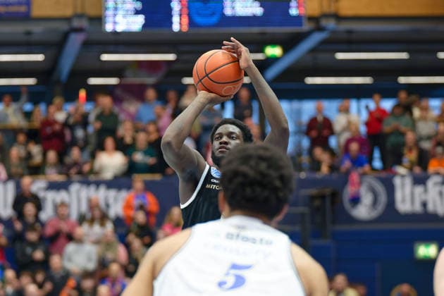 Khyri Thomas (MBC, 0), Evan Taylor (Groningen, 5), Syntainics MBC vs. Donar Groningen, European North Basketball League 2025 26, Germany, Netherlands, 06.01.2026. Foto: Schulz Weissenfels Stadthalle Sachsen-Anhalt Deutschland