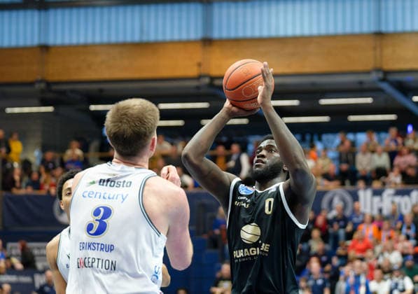 Dane Erikstrup (Groningen, 3), Khyri Thomas (MBC, 0), Syntainics MBC vs. Donar Groningen, European North Basketball League 2025 26, Germany, Netherlands, 06.01.2026. Foto: Schulz Weissenfels Stadthalle Sachsen-Anhalt Deutschland