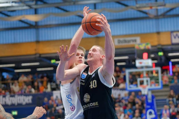 Dane Erikstrup (Groningen, 3), Collin Welp (MBC, 40), Syntainics MBC vs. Donar Groningen, European North Basketball League 2025 26, Germany, Netherlands, 06.01.2026. Foto: Schulz Weissenfels Stadthalle Sachsen-Anhalt Deutschland