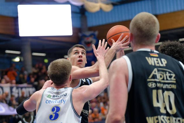 Dane Erikstrup (Groningen, 3), Jure Planinic (MBC, 44), Collin Welp (MBC, 40), Syntainics MBC vs. Donar Groningen, European North Basketball League 2025 26, Germany, Netherlands, 06.01.2026. Foto: Schulz Weissenfels Stadthalle Sachsen-Anhalt Deutschland
