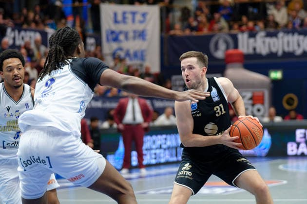 Carlton Linguard JR. (Groningen, 2), Spencer Reaves (MBC, 31), Syntainics MBC vs. Donar Groningen, European North Basketball League 2025 26, Germany, Netherlands, 06.01.2026. Foto: Schulz Weissenfels Stadthalle Sachsen-Anhalt Deutschland