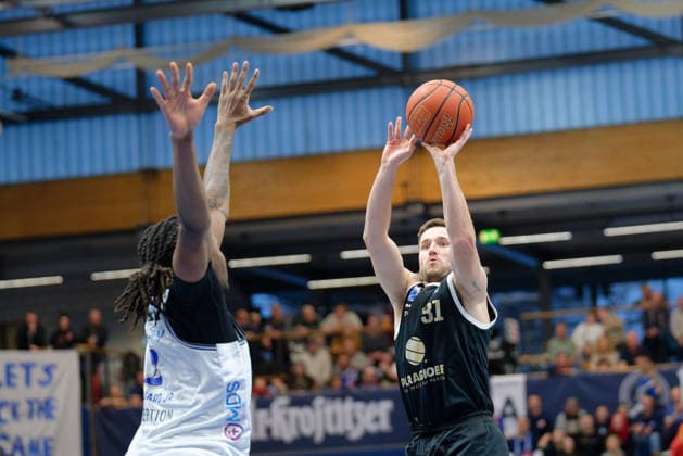 Carlton Linguard JR. (Groningen, 2), Spencer Reaves (MBC, 31), Syntainics MBC vs. Donar Groningen, European North Basketball League 2025 26, Germany, Netherlands, 06.01.2026. Foto: Schulz Weissenfels Stadthalle Sachsen-Anhalt Deutschland