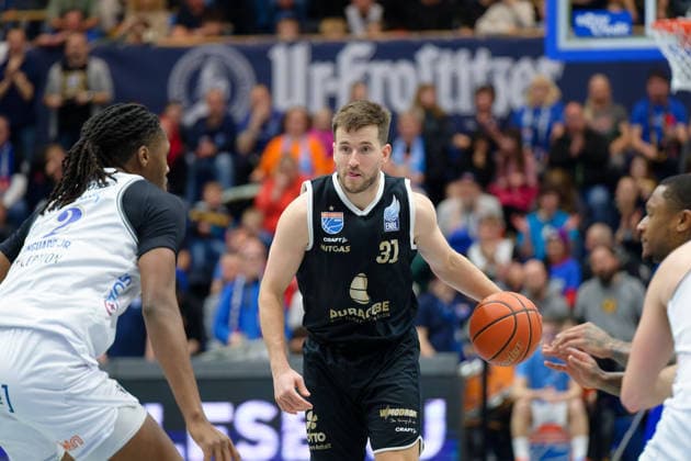 Carlton Linguard JR. (Groningen, 2), Spencer Reaves (MBC, 31), Syntainics MBC vs. Donar Groningen, European North Basketball League 2025 26, Germany, Netherlands, 06.01.2026. Foto: Schulz Weissenfels Stadthalle Sachsen-Anhalt Deutschland
